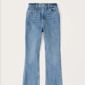Brand new with tags. Size 27/4r. Abercrombie 70’s vintage flare ultra high rise.
